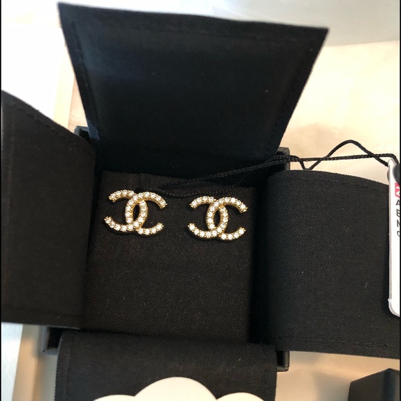 ❌SOLD❌CHANEL 20A Gold & Crystal Stud Logo Earrings - Picture 4 of 13